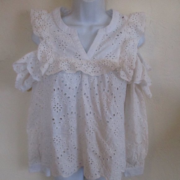 Romeo & Juliet Couture Tops - Romeo & Juliet Couture Eyelet Lace Cold Shoulder Top Size Medium
